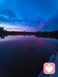 再别康桥
 
徐志摩
 
轻轻的我走了，
正如我轻轻的来；
我轻轻的招手，
作别西天的云彩。
 
那河畔的金柳，
是夕阳中的新娘；
波光里的艳影，
在我的心头荡漾。
 
软泥上的青荇，
油油的在水底招摇；
在康河的柔波里，
我甘心做一条水草！
 
那榆荫下的一潭，
不是清泉，是天上虹；
揉碎在浮藻间，
沉淀着彩虹似的梦。
 
寻梦？撑一支长篙，
向青草更青处漫溯；
满载一船星辉，
在星辉斑斓里放歌。
 
但我不能放歌，
悄悄是别离的笙箫；
夏虫也为我沉默，
沉默是今晚的康桥！
 
悄悄的我走了，
正如我悄悄的来；
我挥一挥衣袖，
不带走一片云彩。配图