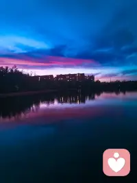 再别康桥
 
徐志摩
 
轻轻的我走了，
正如我轻轻的来；
我轻轻的招手，
作别西天的云彩。
 
那河畔的金柳，
是夕阳中的新娘；
波光里的艳影，
在我的心头荡漾。
 
软泥上的青荇，
油油的在水底招摇；
在康河的柔波里，
我甘心做一条水草！
 
那榆荫下的一潭，
不是清泉，是天上虹；
揉碎在浮藻间，
沉淀着彩虹似的梦。
 
寻梦？撑一支长篙，
向青草更青处漫溯；
满载一船星辉，
在星辉斑斓里放歌。
 
但我不能放歌，
悄悄是别离的笙箫；
夏虫也为我沉默，
沉默是今晚的康桥！
 
悄悄的我走了，
正如我悄悄的来；
我挥一挥衣袖，
不带走一片云彩。配图