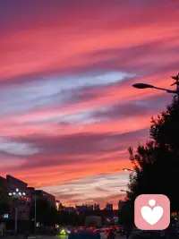 再别康桥
 
徐志摩
 
轻轻的我走了，
正如我轻轻的来；
我轻轻的招手，
作别西天的云彩。
 
那河畔的金柳，
是夕阳中的新娘；
波光里的艳影，
在我的心头荡漾。
 
软泥上的青荇，
油油的在水底招摇；
在康河的柔波里，
我甘心做一条水草！
 
那榆荫下的一潭，
不是清泉，是天上虹；
揉碎在浮藻间，
沉淀着彩虹似的梦。
 
寻梦？撑一支长篙，
向青草更青处漫溯；
满载一船星辉，
在星辉斑斓里放歌。
 
但我不能放歌，
悄悄是别离的笙箫；
夏虫也为我沉默，
沉默是今晚的康桥！
 
悄悄的我走了，
正如我悄悄的来；
我挥一挥衣袖，
不带走一片云彩。配图