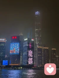 “你有没有一个删掉了联系方式，却还记在心里的人？把这里当作树洞，说说那个人的故事吧。”配图