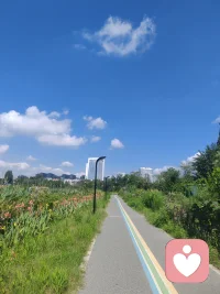 很喜欢一句通透的老话：人无分寸，必被轻贱；情无距离，必生敷衍。 人活到一定年纪就会慢慢看清一个残酷却真实的人性规律： 人与人走得太近，是灾难。心靠得太紧，最容易受伤。 很多关系变淡、真心被辜负、善良被消耗，不是你不够好，而是你太近、太真、太无保留。 世人常说“人近则贱”。 这四个字，不是教人冷漠，不是教人薄情。 而是在提醒我们，没有边界的亲近，最廉价；没有底线的善良，最不值。 01 越轻易得到的真心，越不被珍惜 人性最大的弱点，从来都是：易得不贵，难求得惜。 你对一个人太好、太迁就、太包容，一开始是感动，时间久了，就变成理所当然。 你事事周全，别人慢慢习惯了你的付出； 你次次退让，别人慢慢忽略了你的委屈； 你随叫随到、毫无脾气，最后换来的，往往是肆无忌惮。 陌生人之间，我们客气、有礼、有分寸。 举手之劳，都能换来一句感谢。 可越是亲近的人，越容易肆无忌惮。 说话不避讳，做事不顾虑，消耗不心疼。 距离产生尊重，亲密滋生怠慢。 很多时候，不是人情凉薄。 是你的毫无保留，亲手降低了自己的 02 太熟容易无礼，太近容易无尊 成年人的世界，所有关系的破裂，大都始于“没有分寸”。 关系一熟，就开始口无遮拦； 相处一近，就开始肆意干涉； 交付一多，就开始任意拿捏。 我们总以为：亲密无间，才是真情。 后来才明白：真正长久的关系，从来都是亲密有间。 再亲的人，也需要边界； 再好的情，也需要留白； 再深的缘分，也经不起毫无底线的透支。 走得太近，缺点会被无限放大； 靠得太紧，矛盾会层出不穷； 付出太满，真心会变得廉价。 熟不懂规矩，必然生厌；近不懂距离，必然生怨。 这就是人性：你越是卑微迁就，别人越是视而不见；你越是有尺有度，别人越是心生敬畏。 03 所有的被轻贱，都是你允许的 人近则贱，贱的从来不是人格，是没有底线的付出。 你总是原谅，别人就敢反复伤害你； 你总是退让，别人就敢不断试探你； 你总是包容，别人就敢理所当然消耗你。 人心是喂出来的，分寸是立出来的。 你没有底线，世界就会不断降低对你的尊重； 你没有原则，身边人就会慢慢忽视你的感受。 半生走来，终于看懂： 善良需要锋芒，真心需要门槛，温柔需要边界。 你可以待人真诚，但不要毫无保留； 你可以为人善良，但不要次次妥协； 你可以重情重义，但不要卑微讨好。 不设限的好，最不值钱。 无底线的情，最容易被辜负。 04 最高级的处世：亲疏
