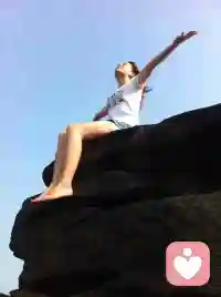 今天看到一段话
超级喜欢
分享给各位亲爱的女孩子们

“亲爱的女孩
你都不知道你自己有多好
你的真诚和善良从来都不是你的错
那些拧巴的隔阂和难堪也从来不是你的问题
只是你认为全世界的人都能拥有配得起这份真诚的承载力
人生尔尔
你只管大大方方的去做筛选
因为谁靠近你都会幸福   你就像太阳一样温暖”配图