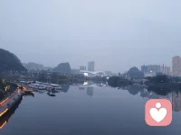 焦虑不是你的错，它只是情绪在提醒你：
你太累了，该停下来抱抱自己了。
我在这里，安安静静听你说。
 
 
不用逼自己立刻好起来。
允许自己难过、迷茫、不安。
情绪没有对错，被看见，就会慢慢变软。
 
 
很多时候，我们不是不够好，
只是太着急变好。
慢慢来，你已经很努力了。