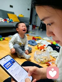 当了妈才懂，有一种身不由己叫“没人搭手”
 
明明有自己想做的事、想走的路，却因为孩子没人帮忙，只能把工作、梦想、社交一点点往后放。
 
不是不想独立，不是甘愿全职，只是孩子一哭一闹，身边空无一人，所有选择都只剩下“先顾好孩子”。
 
白天围着柴米油盐和娃转，深夜望着天花板发呆，羡慕别人有人搭把手，也心疼被困在家庭里的自己。
 
不是抱怨生活，只是偶尔也会累，也想有片刻属于自己，也想靠自己挣一份底气。
 
愿每一位独自撑着的宝妈，都能被温柔看见，也能在琐碎里，慢慢找回自己的光配图