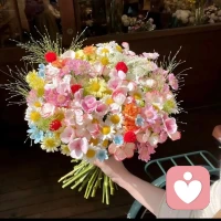 花有花期，季有更替。我们不能左右雨天，但可以不让雨天左右我们配图