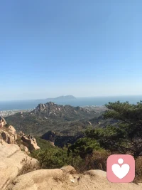 山高海阔 …
 登顶，不是为了俯视人间。

而是为了明白，曾经以为过不去的坎，不过是一粒微尘。山高，是为了让你看见自己的渺小，也看见世界的宏大。风吹过耳畔时，所有喧嚣都静了。
去见山，去见海，去见真正的自己。

在城市里折叠的灵魂，需要在山海间舒展。不必征服，只是走近，让山的沉默和海的涛声，填满心里的空。然后带着一身风与自由，继续平凡而滚烫地活着。配图