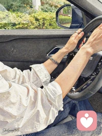 别让琐碎磨平眼里的光，
别让奔波耗尽心底的热去爱清晨的风，
去爱傍晚的云，
去追逐山海，
去活成自己喜欢的模样。