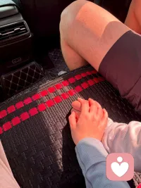 [流泪]为什么你这么爱他？对方还要分开？

深夜翻看留言，总被问：“为什么我那么爱他，他却越来越冷漠？”

今天，想冒昧地泼一盆冷水：很多焦虑型依恋的宝子，你们真的“爱”对方吗？

别急着反驳。看看这些场景是否熟悉：

你把情绪化的宣泄当成“在乎”，歇斯底里时把另一半当成情绪垃圾桶，要求他必须时刻承接你的恐惧、猜忌、愤怒；

你口口声声说“我错了”“我改”，可所谓的“改变”不过是挽回关系的手段，一旦他回头，你又变本加厉地索取安全感；

你按照一下你情愿的方法去修复，他看到原来的你，看到你仍然没有意识到问题，不愿意复合，你又开始无休止的埋怨抱怨，把自己塑造成一个受害者：我给了你爱啊！我都改变了，他还是不复合，他从来不认为他错了！

你甚至把对方当成“工具人”：需要时黏得像藤蔓，不需要时又因焦虑推开他，从未真正尊重过他的边界。

焦虑型依恋的核心是对“被抛弃的恐惧”，可这种恐惧往往遮蔽了“爱”的本质。你以为的“爱”，其实是对“被爱”的极度渴望；你执着的“离不开”，其实是对“失去供养者”的恐慌。就像一个饿极了的人，把救命的面包当成“非他不可的爱人”，却从未关心面包是否也会痛、也会累。

举个例子，回避伴侣加班晚回消息，焦虑就会发来几十条语音，从质问到哭闹，甚至说“你根本不在乎我”“我活着还有什么意思”。等他放下工作安抚你，你又立刻说“我错了，我只是太爱你”，可下次依然如此。这种“错了就求饶，好了就重犯”的循环，哪里是爱？分明是把对方当成随时可以丢弃又捡回来的“情绪工具”。

所谓的“改变”，不过是为了挽回关系而演的一场戏，内核依然是那个无法控制自己、把对方当成“专属情绪承接器”的自私灵魂。

所以，焦虑型和回避型为什么相处痛苦？很多时候，锅不全在回避的冷漠，而在于焦虑的“自我”出了问题。当一个人连自己的情绪都承载不了，就只能把对方当成“情绪的拐杖”——你需要对方时刻回应你、安抚你，却从未想过：他也是血肉之躯，也会被榨干。

真正的爱，是“看见对方的需求”，是“尊重彼此的独立”；而以自我为中心的情绪勒索，本质上是极度自私的占有欲。那些焦虑型的宝子，或许该认清：有时候，我们并不爱那个人，我们只是爱上了“被爱的感觉”，以及那个在关系中不断索取、却不愿成长的、自私的自己。

别再用“深情”美化“索取”，也别再用“爱”绑架对方。先学会成为自己的光，再去照亮别人。配图