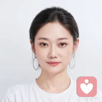 43岁的我，走过烟火人间，见过众生悲欢。
在这里，我不想做高高在上的老师，只想做你最信任的倾听者。
如果你也曾在深夜失眠、在迷茫中徘徊，不妨停下来歇歇脚。
让我用最真诚的文字，陪你聊聊那些说不出口的心事。
—— 这里是春姐的情感树洞，欢迎你的每一次倾诉。