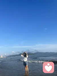 情绪急救·三步止内耗（可直接保存）

一、60秒紧急刹车

情绪上头时立刻停：

1. 深呼吸3次，放慢心跳

2. 感受身体当下的感觉

3. 默念：我现在有情绪，但我不被情绪控制

二、事实 vs 想法 拆分

• 事实：只写看得见、可验证的事

• 想法：你脑补的猜测、评价、担心
写完你会发现：痛苦大多来自想法，不是事实。

三、最小行动破局

不纠结、不内耗，只做一件小事：

• 能解决 → 做一个最小动作（发一句消息、列一步计划）

• 解决不了 → 转移注意力（运动、洗澡、听歌）
用行动代替胡思乱想，情绪自然回落。配图