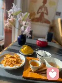 给你一套情绪稳定的延伸做法，简单、可执行、不鸡汤：

1. 先停3秒
有情绪时不说话、不做决定，只做一件事：呼吸。

2. 只描述事实，不贴标签
不说“你总是…”“你就是…”，只说“刚刚发生了什么”。

3. 区分“我感受”和“事实”
用：我有点不舒服 / 我有点压力，
不用：你气死我了 / 你太过分了。

4. 情绪来了，只处理当下
不翻旧账、不推演未来、不扩大矛盾。

5. 底线清晰，语气平稳
态度温和，但立场明确，不讨好、不攻击。

6. 事后复盘，不内耗
只总结：下次怎么做更稳，不纠结“我刚才好不好”。配图