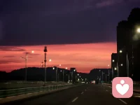 追寻内心的平静与安稳，是终身课题。
一切过往云烟，皆成序章。
可以怀念，可以惋惜，可以心痛。
但，
一定记得往前走，别停留，别辜负自己。配图