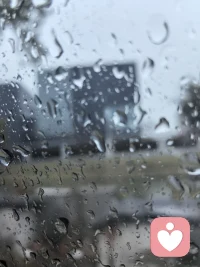 滴滴答答的雨声，透过模糊的窗外看到内心激起的涟漪
你不说，我懂，我在你也在！配图