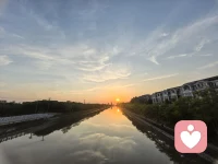 如果活着不是为了快乐，就算长命百岁又有什么意义呢？在无法重来的人生里，请尽量快乐，凡事看开点儿，日子简单点儿风雨由天，快乐由己。记住，首先你要快乐，其他的都是其次！