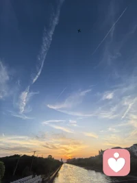 孤独是一个人的狂欢，习惯孤独也是对一个人的修炼。走在傍晚的林

间小道，感受那种安静，祥和，空气中飘着花香，听着耳边鸟叫！光

把影子拉的好长。夕阳染红了天际边最后的脸庞，透过影影卓卓

的缝隙看了一束光，是如此耀眼。