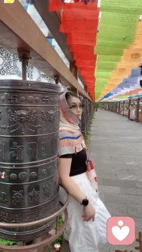 “最近向佐的专访火了
共情到了一句话”
 
他说：“有钱只能不辛苦，有爱才能好好活”
钱顶多让日子不难过，真正让人开心、鲜活
起来的，从来都是爱。