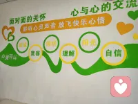 青春期像一场突如其来的细雨，有人很快撑伞走过，有人却在雨中不知所措。很多孩子在这个阶段，会突然变得敏感、脆弱、易怒，甚至开始自我怀疑，觉得自己不够好，不值得被爱。配图