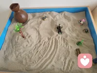 我们总告诉孩子要好好学习、要懂事、要坚强，却常常忘了问一句：你累不累，开不开心。青少年的内心世界细腻又脆弱，一句无心的话，一次小小的挫折，都可能在心里留下深深的印记。
当情绪无处安放，当心事无人可说，当深夜里辗转难眠，记得还有人愿意认真听你说话。
作为倾听师，我始终相信，治愈的开始，往往是被看见、被接纳、被稳稳地接住。我会用耐心陪伴你，用理解温暖你，帮你走出情绪的低谷，找回自信与勇气。愿每一位少年，都能被温柔拥抱，在成长的路上，慢慢走，好好爱，平安喜乐，自在从容。配图