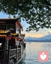 人生难得一知己，如觅知音，心意相通万般难得，感恩遇见，珍惜这份突如其来的默契与欢喜，不必多言，便已懂得，未曾刻意，已然心动，原来最好的缘分，是倾听时的心动，是懂得后的沦陷更是温柔的相伴，未来所有的美好，都与你相伴，，，配图