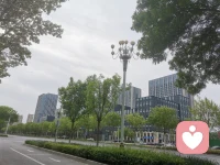 世界喧嚣，总有人愿意倾听，接纳你的情绪，读懂你的心事，不用勉强合群，不必独自硬抗，你的脆弱与迷茫，在这里都被温柔安放。成年人的崩溃，从来都悄无声息，说不出的委屈，压在心底的内耗，无人理解的孤独，，，，，陪你和解情绪，温柔治愈