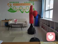 万家灯火，各有人间烟火，也各有不为人知的心酸，越到深夜越清醒，只能藏在沉默里。白天强撑微笑，深夜才能卸下所有疲惫和坚强。配图