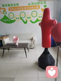 万家灯火，各有人间烟火，也各有不为人知的心酸，越到深夜越清醒，只能藏在沉默里。白天强撑微笑，深夜才能卸下所有疲惫和坚强。配图