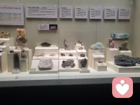 白天谋生，深夜寻心，一杯薄酒渡惆怅，酒杯敬晚风，心事藏杯中，成年人的深夜一半是清醒，一半是微醺，失眠无解，唯有杯中余温，慰籍疲惫灵魂，万般皆是经历，深夜一杯小酒，和解所有不如意，，
