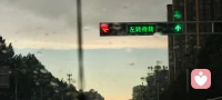 每年高考，总伴着一场夏雨，好像整个世界都在陪着这群少年，不必慌张，不必焦虑，淋过这场六月的雨，前方全是晴朗大道，愿每一位考生，都从容应战，不负自己不负韶华，祝旗开得胜！前程似锦！