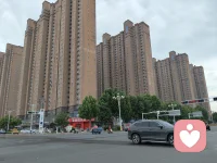 夜色是温柔缓冲带，白天藏起情绪，今夜都允许慢慢舒展。不必强迫自己永远坚强，深夜的脆弱，从来都不算过错。世界安静下来的时候，正好，好好拥抱内心那个疲惫的自己，所有无人诉说的心事，都可以在深夜找到安放的角落。配图