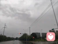 很多人说下雨天会莫名涌上低落，其实情绪和天气一样，不必强迫自己一直晴朗，允许心里下一场小雨，接纳此刻所有柔软的悲伤。也是与自己和解的开始。雨落无声，心事有声配图