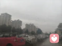 很多人说下雨天会莫名涌上低落，其实情绪和天气一样，不必强迫自己一直晴朗，允许心里下一场小雨，接纳此刻所有柔软的悲伤。也是与自己和解的开始。雨落无声，心事有声配图