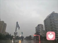 很多人说下雨天会莫名涌上低落，其实情绪和天气一样，不必强迫自己一直晴朗，允许心里下一场小雨，接纳此刻所有柔软的悲伤。也是与自己和解的开始。雨落无声，心事有声配图