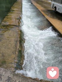 夜雨轻轻落下，把喧嚣慢慢抚平，不用追赶什么，也不必勉强自己，听一阵雨声，好好与自己相伴。