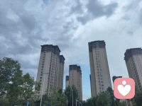 🌺🌺落霞与孤鹜齐飞，秋水共长天一色，时逢立秋，落霞逐远鹜，秋水共长天，清风启新凉，万物渐从容，秋水与长天共赴一场清秋，看淡世事纷扰，拥有松弛平和的内心，不争不躁万事安然🌹🌹