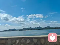 🌹🌹一花一世界，一树一菩提，七夕的夜里，有人念旧人，有人盼相逢，也有人心里藏着无人诉说的心事，🌹🌹不是所有情绪都适合讲给身边人听，欢喜也好，遗憾，委屈，迷茫也罢，，愿每一份心绪，都能被温柔接住🌹🌹