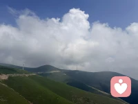 望着无垠蓝海，忽然懂得，情绪本就该有处安放🌅
不必总是逼自己坚强。
如果你心里积压了太多故事与困惑，找不到可以倾诉的人。
我在这里🌹，真诚倾听，接住你心底所有的声音。
 
 
潮起潮落🌴，如同人心的起起伏伏🌊
人人都有不为人知的困顿与孤独🌹
不必一个人硬扛所有，把心底的郁结慢慢说出来。
我在此等候🌹，陪你梳理内心万千思绪。