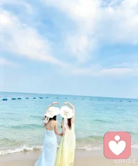 置身碧海之畔，暂离屏幕，给自己片刻松弛🌊
十分感念各位来访朋友的惦念与问候。
承蒙大家的信任与关怀，内心倍感温暖。
短暂休整过后，我会回归岗位，继续做安静的聆听者。
世间万般心绪，皆值得被温柔看见。归来，静待与各位心灵相逢。