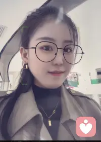 大家好，我是一名心理倾听师。世界有时候会有点吵，没关系，你可以在这里慢慢说。
我会带着真诚和耐心，陪你梳理情绪、理清思绪，一起找到属于自己的节奏。
你不用一直坚强，在这里，脆弱也没关系