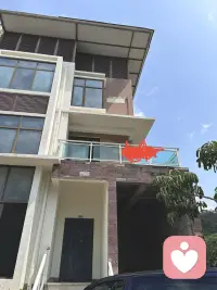 当下的各种大环境，我就单单说男女这个大环境。诸君难道忘了当年的五代十国“吃人”的混乱而毫无纲常的时代吗？不仅是君臣、中央与藩镇对立相互提防，就是普通的底层也是相互提防。为什么？怕被篡、怕被背刺，怕被吃，为什么赵大能结束这样混乱毫无盼头的时代？除了时代发展趋势和个人的能力外，还有就是那个时代各个层次的“人心”需求，需求是什么？单单只提一个，那就是想要在这个黑暗森林法则中寻求“解套”，从一条条，大大小小的猜忌、阴谋链中解脱解套出来，并图个安稳、安心的日子，其实本身就是那个时候上下人心潜意识里达成的一种“默识”。所以奉劝诸君，当你在追求爱情与稳定的婚姻生活时，不仅没有实现，反而如欣欣、某同、某萍等类似案例一次次屡禁不止还愈演愈烈时，那就说明邪世才刚刚开始，还没有乱到足以物极必反的地步。要乱就继续乱，任它乱，其实比起爱情、前程、学历、房车等概念，都不如活着强，努力的活着，拼命的活着，哪怕活一天是一天都胜过一切，不论是乱世年还是太平年，对渴求安稳、平凡、平凡、简单的躺平人、老实人，哪怕一点风吹草动，沉没成本都极其无法想象的巨大。另外，作为一个拼搏多年，好不容易获得一点小事业、小资的人，我分享给兄弟们一句心得，为了事业和个人梦想，我敢赌命，甚至把灵魂卖给恶魔都不怕，唯独感情和女人，吾不敢赌和认真。😎配图