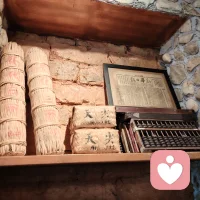 回不去的曾经，留不住的过往，有时候我们怀念的不是某个人，而是过去的那段岁月，时间让我们都成了有故事的人…配图