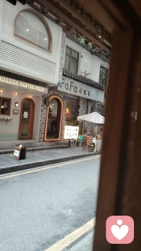 回不去的曾经，留不住的过往，有时候我们怀念的不是某个人，而是过去的那段岁月，时间让我们都成了有故事的人…配图