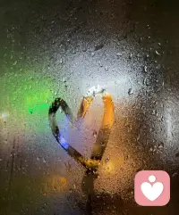 人总需要片刻的快乐
来爱上这日复一日的生活..
雨后深夜  起雾车窗  

指尖划过水汽，写下片刻温柔。
车外是湿漉漉的人间，
车内是只属于自己的方寸安宁，

不必看清前路，不必追赶匆忙，
就足够原谅生活所有的平淡与慌张。