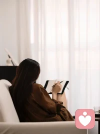 这里是安静的小角落，
不评判、不催促、不打断。
你愿意说，我就认真听。
 
 
情绪没有对错，
难过也不用硬撑。
我在这里，慢慢听你讲。
 
 
不用假装坚强，
不用事事懂事。
把心事说出来，我一直都在。
 
 
累了就停下来歇一歇，
我愿意做你最安心的倾听者。
 
 
生活有点苦没关系，
我陪你一起慢慢熬过去。配图