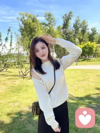 情绪不用硬扛，也不必逼自己立刻好起来。
允许自己难过、疲惫、委屈，这些都不是软弱，只是心里在提醒你：该停下来抱抱自己了。
 你可以哭，可以沉默，可以什么都不做。
不用对情绪讲道理，先接住它，再慢慢整理。
风会停，雨会歇，再乱的心，也会一点点安静下来。
 你已经很努力了，慢慢来，真的没关系。配图