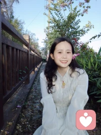 从屋里走向春光，站在风与花开中央，尘埃是奔赴远方，春天为我们定格模样，新的天地，清冽又敞亮，我们是这个春天，全新的光。配图