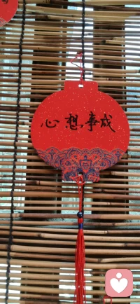 关注什么，就越容易在生活中看见什么，这就是视网膜效应，也叫孕妇效应。

说明：当你开始关注某件事物、某种特质，大脑会自动过滤无关信息，让你频繁捕捉到同类存在。比如怀孕后总遇到孕妇，想买车时满街都是同款车型。你的注意力投向哪里，生活就会呈现出怎样的模样，多聚焦正向与美好，身边就会多出更多温暖与惊喜。
#心理学理论#视网膜效应#正向关注#自我成长#认知思维