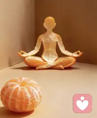 现在，请你找一个舒适的姿势坐下或躺下，轻轻地闭上眼睛。先做几次深呼吸，慢慢地吸气，感受空气充满腹部和胸腔，再缓缓地呼气，把身体里的紧张都释放出去，让自己越来越放松......

想象在你面前，有一条清澈的小溪。溪水缓缓流动，发出轻柔的潺潺声，你能感受到周围宁静、平和的氛围......

接下来，当脑海中出现各种想法、情绪或者记忆时，把它们想象成一片片落叶。这些落叶可能是你担忧的事情，可能是让你难过的回忆，又或许是突然冒出来的念头......把这些“落叶”轻轻地放在小溪里，看着它们随着溪水慢慢漂流。

不用去追赶某一片落叶，也不用费力把它推开，只是静静地看着它在溪水中飘荡。无论出现多少“落叶”，都任由它们随溪水漂流，不评判、不抗拒。如果你发现自己的注意力被某片“落叶”带走了，没关系，轻轻地把注意力拉回来，继续看着溪水中漂流的“落叶”。配图