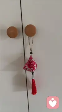 那种被否定太多次之后的自我怀疑
那种明明很努力了却还是被生活甩耳光的委屈
那种夜里翻来覆去觉得活着好累却不敢告诉任何人的孤独
……
这些痛是真的
我不会说“别想了”
我也不会说“会好的”
我就坐在那里听
让他们知道
有人在听
有人没有跑掉

那个被上司骂了还坚持完成工作的他
那个跟伴侣吵完架红着眼睛还是去接孩子放学的她
那个无数次想放弃却还是把今天的饭吃完了的她
……
他们在那些时刻，都各自悄悄地托住了自己
所以我看见了，不只是一个“受伤的人”
我看见的，是一个受了伤却还在往前走的人

这两件事放在一起，才是真正的他们配图