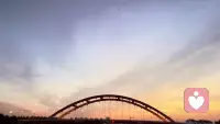 青少年常在“我是个孩子”和“我是个大人”之间摇摆，而父母则在“过度控制”和“过度放纵”之间挣扎。