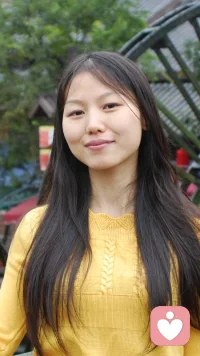 我非孤独不合群，只恐人情未必真；
宁坐山前观云舞，不与他人论是非；
心清如水自明净，何须世俗扰清魂；
独守真我逍遥去，笑看世间任浮沉。配图